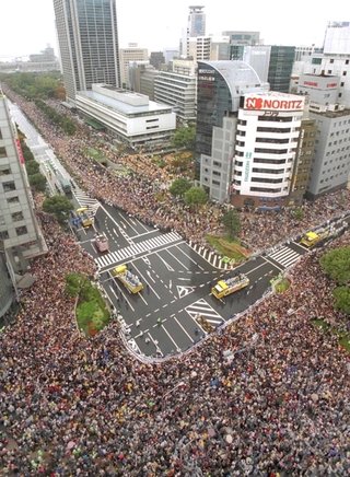 約２５万人のファンが詰めかけた２００３年の阪神優勝パレード＝神戸市中央区