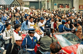 １９９５年の優勝パレードでファンの声援に応えるオリックスのイチロー選手ら＝神戸市中央区