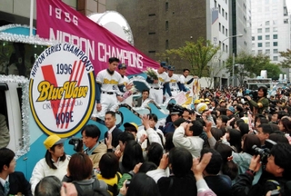 日本一に輝いた１９９６年のパレードで手を振るオリックスのイチロー選手ら＝神戸市中央区