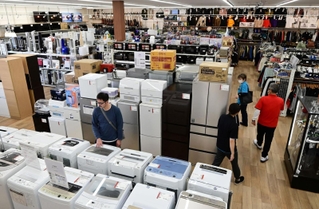 電化製品から衣料品まで大量の中古商品をそろえるリユースショップ＝尼崎市大庄川田町（撮影・中西幸大）