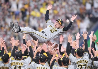 日本一となり胴上げされる阪神・岡田監督＝京セラドーム大阪（撮影・中田匡峻）