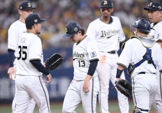 ５回途中で降板したオリックス・宮城（中央）＝京セラドーム大阪（撮影・中田匡峻）