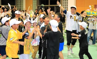 阪神の日本一が決定し、歓喜に包まれる参加者ら＝５日午後、淡路市久留麻、東浦子育てセンター