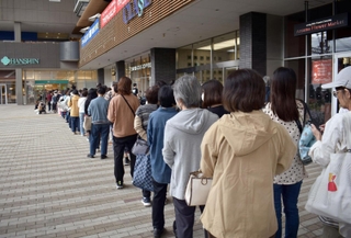 百貨店「阪神・御影」前には、開店を待ちわびる人たちの長蛇の列ができた＝６日午前、神戸市東灘区御影中町３