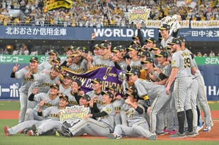 日本一を決め、記念撮影をする阪神タイガースナイン＝５日夜、京セラドーム大阪