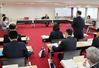 兵庫県内のいじめの発生状況を共有し、防止策について意見を交わす出席者＝神戸市中央区下山手通４