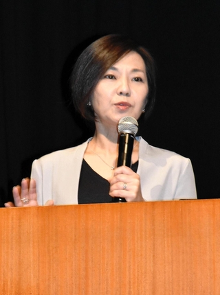 尼崎市長時代の暴力団関連施設撤去への取り組みについて話す稲村和美さん＝神戸市中央区楠町４