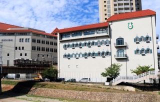 宝塚音楽学校（右）。左は宝塚大劇場＝宝塚市武庫川町