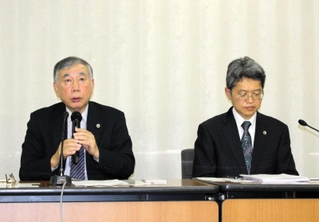 急死した宝塚歌劇団団員の遺族の代理人弁護士たち＝１０日午後、東京都内