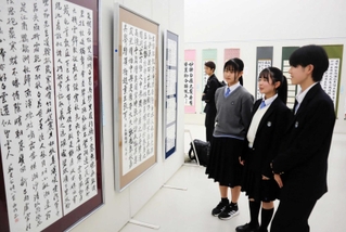 高校生の書道の力作が並ぶ展示会＝神戸市灘区原田通３