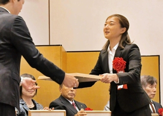 兵庫県のスポーツ賞特別賞を贈られた坂本花織選手