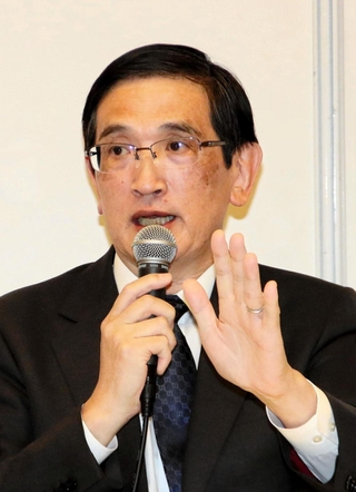 説明会後、会見するＪＲ西日本の長谷川一明社長＝１１日午後、宝塚市内