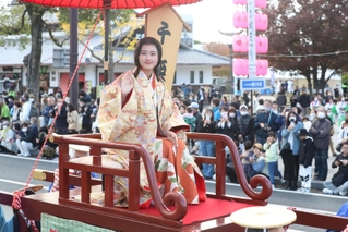 大手前通りをパレードする、千姫にふんした俳優の原菜乃華さん＝１１日午後、姫路市本町（撮影・辰巳直之）