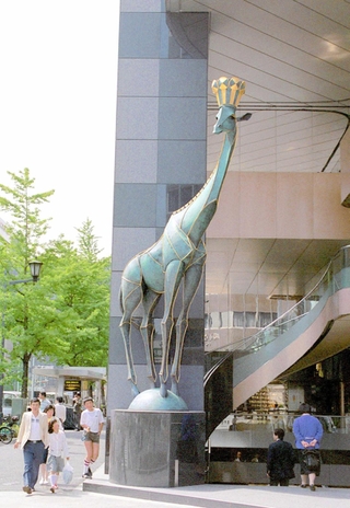 東京・八重洲のビル前に立つキリンの仲間。秋田や長崎県内にもキリンの像が立っているという＝東京都内、安藤泉さん提供