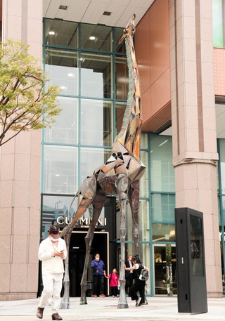 神戸情報文化ビルの前に立つ「蒼天の塔」＝神戸市中央区東川崎町１