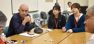 合宿で、被災した人の体験を聞く学生ら＝神戸市北区、しあわせの村
