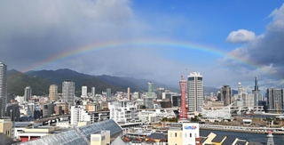 神戸の市街地上空を彩った虹＝１３日午後、神戸市中央区東川崎町１から東を望む（撮影・斎藤雅志）
