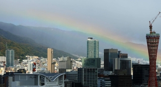 神戸市街地を覆う低い虹＝１３日午後、神戸市中央区東川崎町１から東を望む（撮影・笠原次郎）