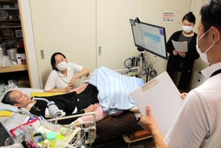 個別避難計画について、丹波市職員やヘルパーと話し合う筋萎縮性側索硬化症（ＡＬＳ）患者の笹倉克敏さん＝丹波市山南町