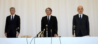 劇団員の死亡を受け、謝罪する宝塚歌劇団の木場健之理事長（中央）、村上浩爾専務理事（右）、井塲睦之理事・制作部長（左）＝１４日午後、宝塚市栄町１、宝塚ホテル）