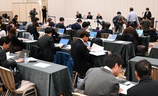大勢の報道陣が集まった宝塚歌劇団の会見＝１４日午後、宝塚市栄町１、宝塚ホテル