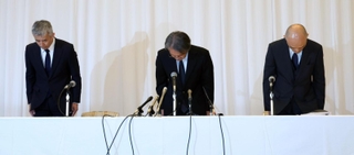 劇団員の死亡を受け、謝罪する宝塚歌劇団の木場健之理事長（中央）、村上浩爾専務理事（右）、井塲睦之理事・制作部長（左）＝１４日午後、宝塚市栄町１、宝塚ホテル