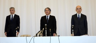 劇団員の死亡を受け、謝罪する宝塚歌劇団の木場健之理事長（中央）、村上浩爾専務理事（右）、井塲睦之理事・制作部長（左）＝１４日午後、宝塚市栄町１、宝塚ホテル）
