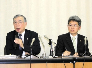 宝塚歌劇団の会見を受け、遺族側の見解などを話す代理人の川人博弁護士（左）ら＝東京都内