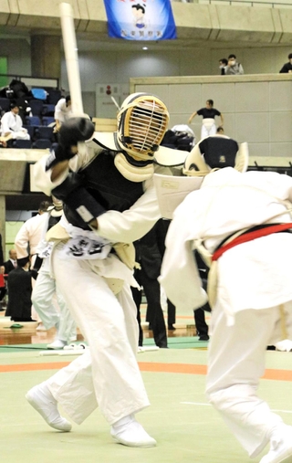 熱戦を繰り広げる選手＝神戸市須磨区緑台