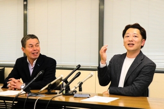 来年の「１・１７のつどい」について話す藤本真一実行委員長（右）ら＝１４日午後、神戸市役所