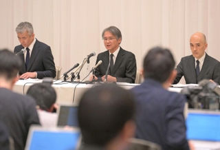 会見で、報道陣の質問に答える木場健之理事長（奥中央）ら＝１４日午後、宝塚市栄町１、宝塚ホテル（撮影・風斗雅博）