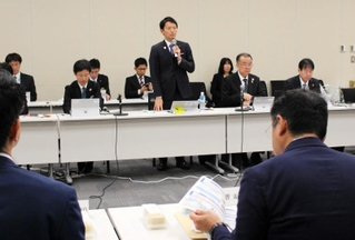 国の予算に対する提案を説明する斎藤元彦知事（中央）＝東京都千代田区