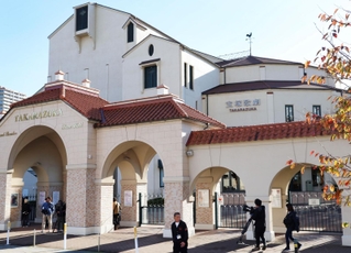 宝塚歌劇団の会見を前に、大劇場前に集まった報道陣ら＝１４日午後、宝塚市栄町１