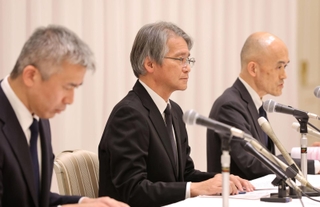 劇団員の死亡を受け、会見する宝塚歌劇団の（左から）井塲睦之理事・制作部長、木場健之理事長、村上浩爾専務理事＝１４日午後、宝塚市栄町１、宝塚ホテル