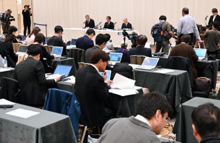 宝塚歌劇団の俳優の女性が急死した問題を巡る調査報告が公表され、大勢の報道陣が集まった会見＝１４日午後、宝塚市栄町１、宝塚ホテル