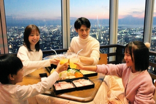 夜景を眺めながら家族団らんが楽しめるあべのハルカスの「かこむｄｅこたつ」＝いずれもあべのハルカス５８階