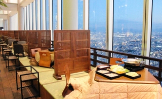 ５８階の天井吹き抜けの屋外フロアに設けられたこたつ席