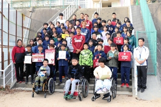 訪問した小部東小６年生と記念撮影に収まるＤＦ酒井高徳（上から２段目中央）ら神戸の選手たち＝神戸市北区鈴蘭台北町７