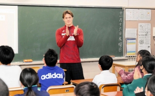 訪問した小部東小６年生と夢について語り合った神戸のＤＦ酒井高徳＝神戸市北区鈴蘭台北町７