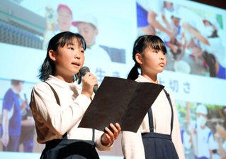 海に関する体験学習について発表する明石市立江井島小学校児童＝神戸市長田区若松町４