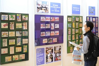 エキスポ会場に飾られたランナーを励ます絵手紙