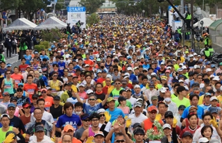 ２０２２年の神戸マラソンで、一斉にスタートするランナーたち＝２０２２年１１月２０日、神戸市中央区加納町６
