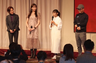 「神戸マラソン２０２３」のレセプションでランナーにエールを送るゲストの田中希実さん（右から２人目）ら＝１８日夜、神戸市中央区、神戸ポートピアホテル（撮影・小林良多）