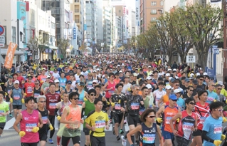 神戸の街中を颯爽と駆けるランナーたち＝１９日午前、神戸市中央区（撮影・風斗雅博）