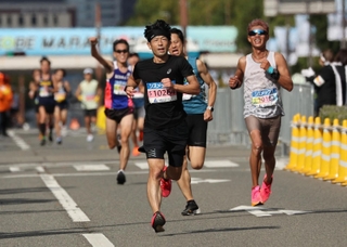 ゴール前の直線を駆け抜けるランナーら＝１９日午前、神戸市中央区（撮影・小林良多）