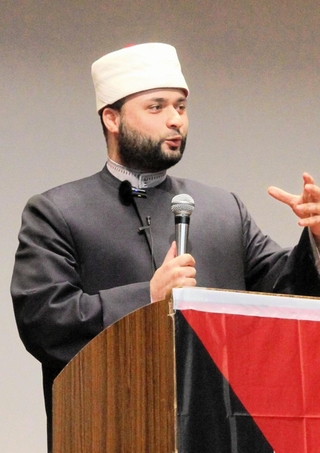 ガザ地区の親類を空爆で亡くし、思いを語る神戸ムスリムモスクのイマーム、サラ・フッデーンさん＝神戸市中央区