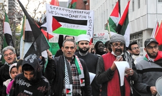 ガザ地区への攻撃をやめるよう求めてデモ行進する人々＝神戸市中央区