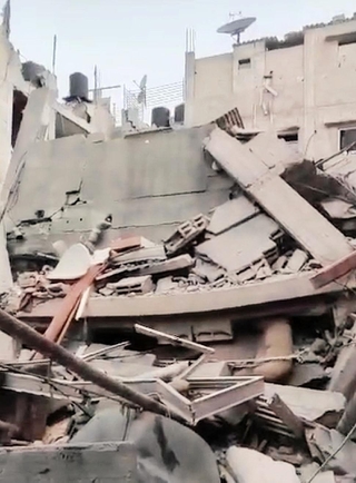 イスラエルによる空爆で崩れた建物。この下からサラフッデーンさんの親類の女性１人と子ども２人が見つかったという（サラフッデーンさん提供）