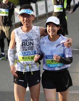 父と娘、２人でたどり着いたフィニッシュ。万感の思いをにじませる畑中昌彦さん（左）と希ララさん＝１９日午後、神戸市中央区（撮影・小林良多）