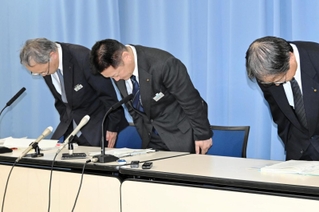 播但連絡道路の工事を巡る贈収賄事件で、起訴された職員を懲戒免職にしたと発表し、謝罪する県職員ら＝神戸市中央区下山手通５、兵庫県庁